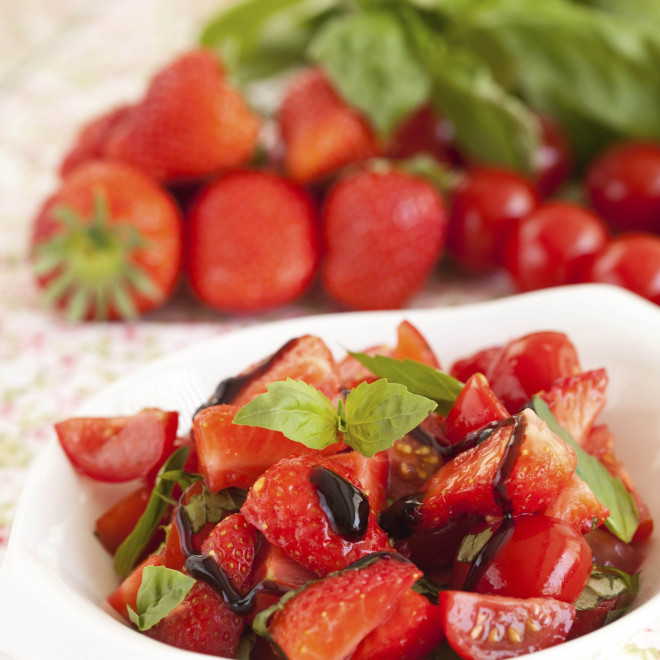 Salade de fraises et tomates cerises, pesto à la menthe