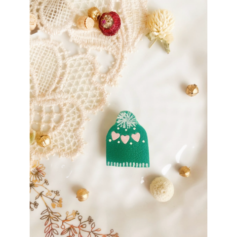 Broche en cuir Bonnet de Noël vert - fait-main entre les 2 Caps