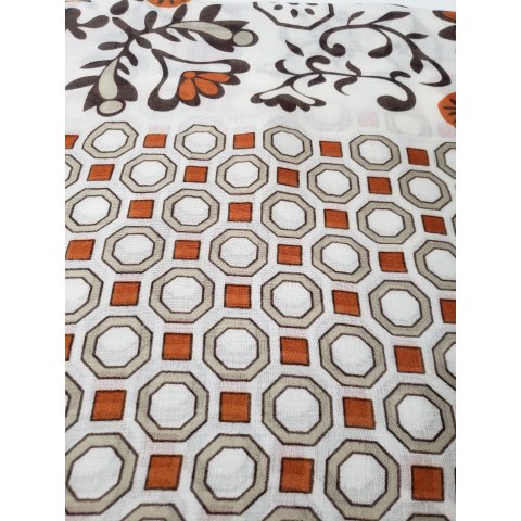 Echarpe taupe orange et blanche motifs fleuris et géométriques à pompons